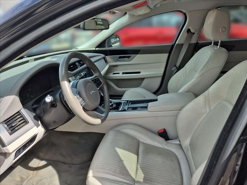 Jaguar XF 2,0 25t AWD Prestige - fotka 7 z 17