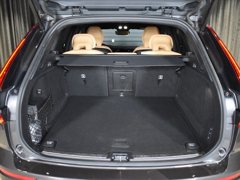 Volvo XC60 2,0 B4 AWD Ultimate tažné,pano - fotka 10 z 28
