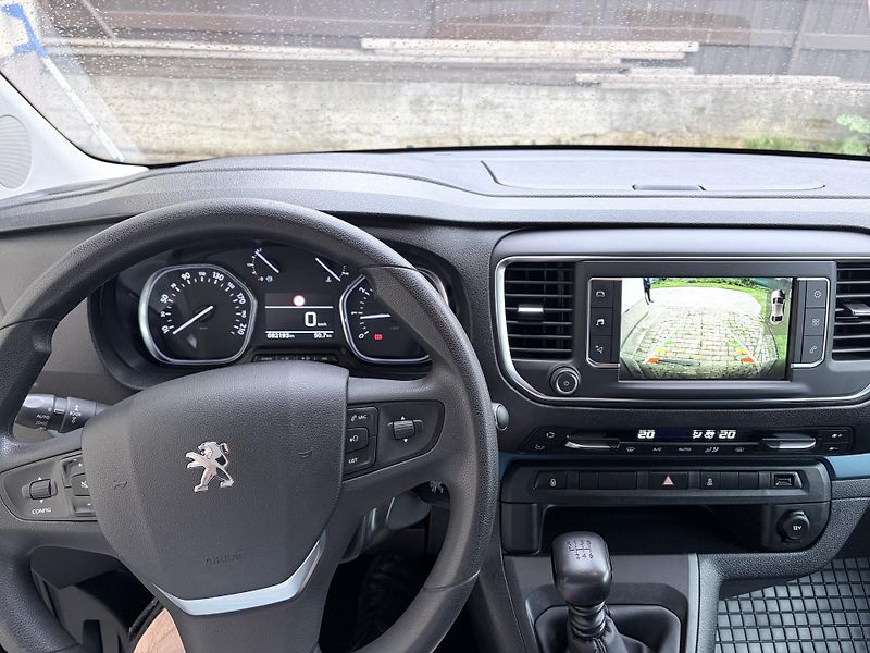 Peugeot Traveller (2018)  2.0 BlueHDi, 8 míst - fotka 10 z 27