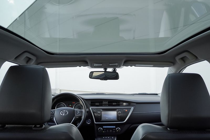 Toyota Auris 1.8i/Hybrid/Pano/NAVI/ - fotka 13 z 27