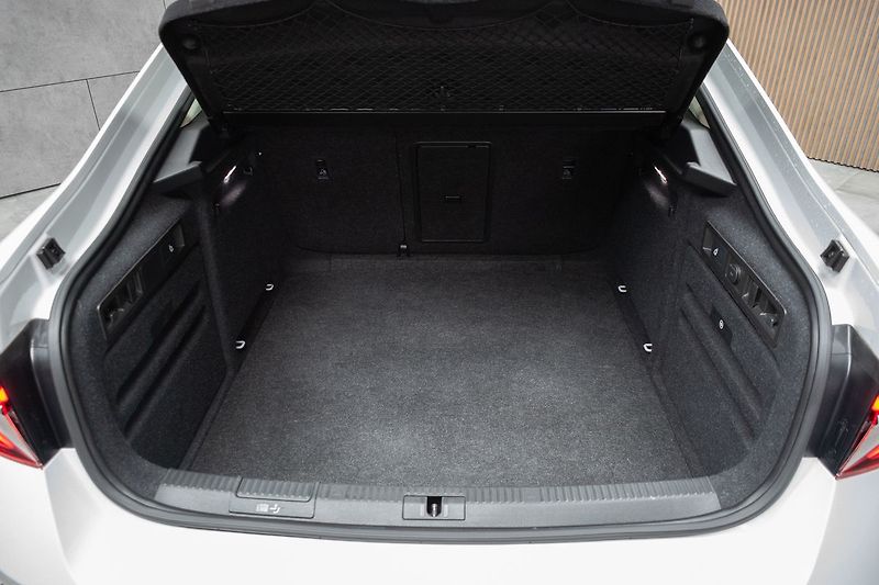 Škoda Superb 2.0 TDI L&K*TAŽNÉ*DPH*ČR 1.MAJ - fotka 48 z 52