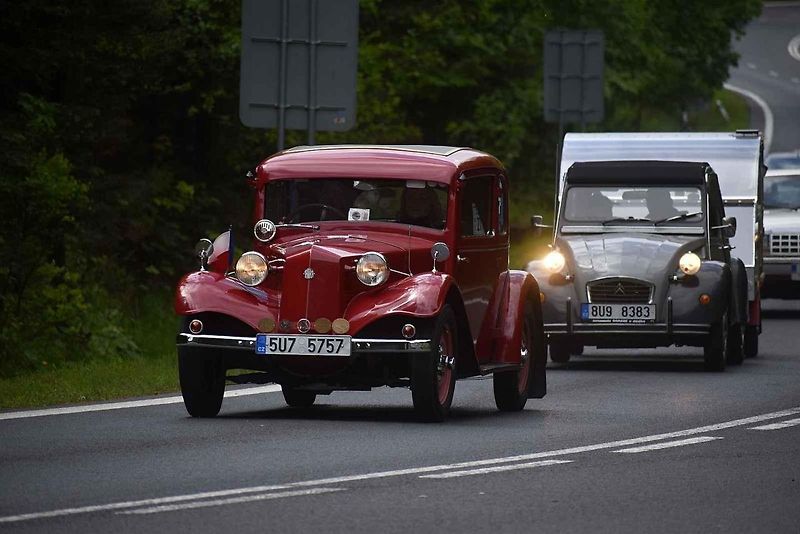 Ve Varnsdorfu se potkali majitelé několika desítek automobilových veteránů.