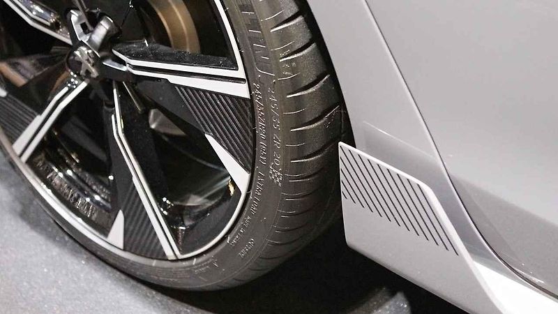 Peugeot 208 při premiéře v Ženevě ukázal naráz běžnou i elektrickou verzi