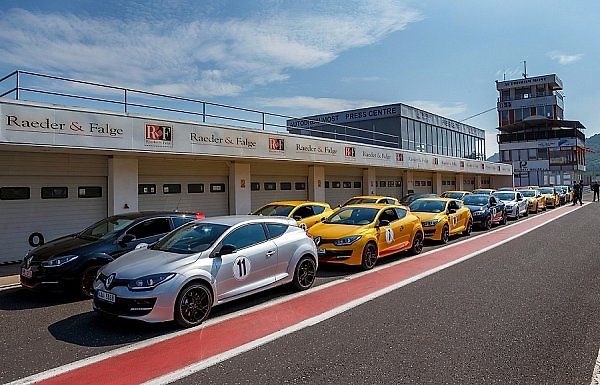 Rychlé Renaulty na Autodromu v Mostě.