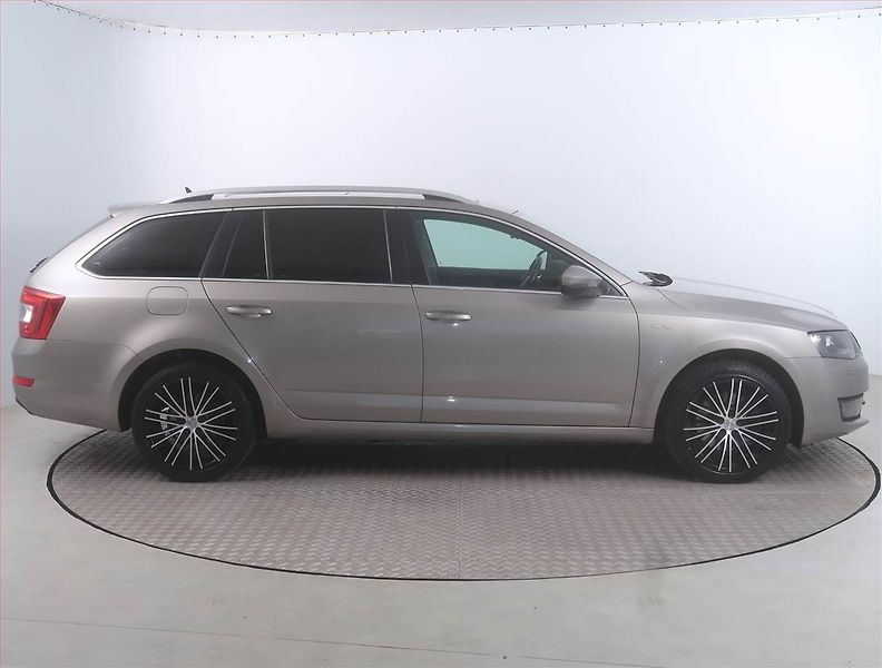 Škoda Octavia (2015) Laurin&Klement 2.0 TDI, 4X4 - fotka 6 z 16