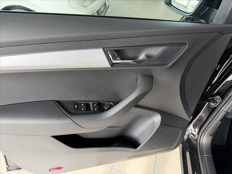 Škoda Karoq 1,0   Selection TOUR - fotka 14 z 19