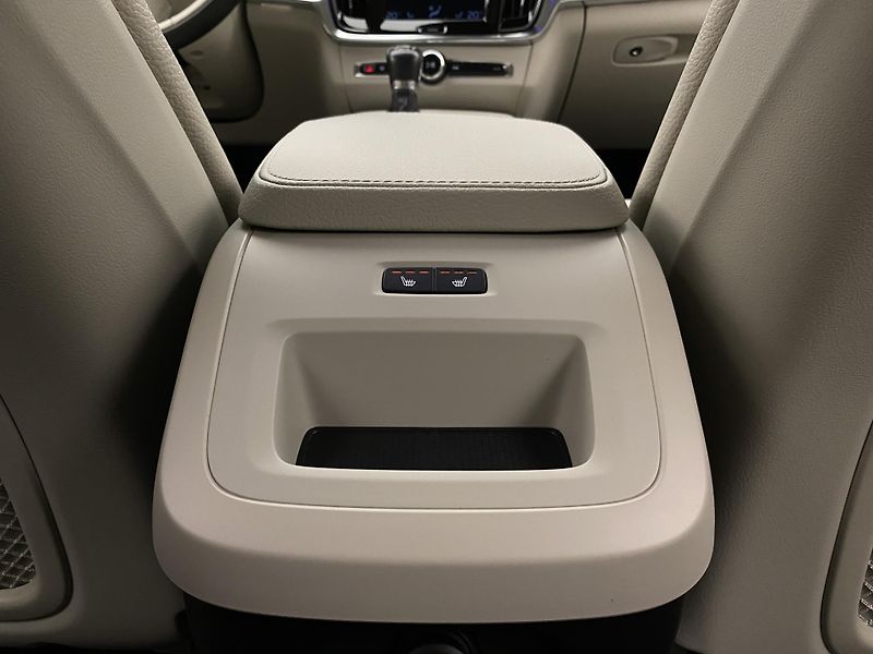 Volvo V90 D4 MOMENTUM AUT - fotka 30 z 48