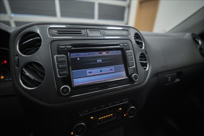 Volkswagen Tiguan 1,4 TSI KAMERA VÝHŘEV TAŽNÉ ČR - fotka 28 z 38