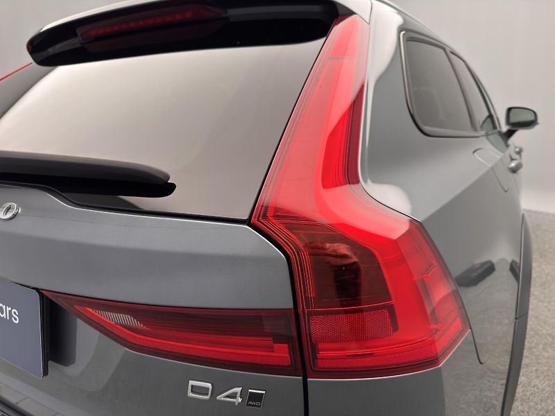 Volvo V90 CC D4 AWD MOMENTUM PRO  - fotka 23 z 47