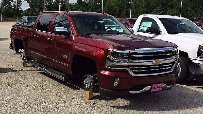 Prodejci Chevroletů zloději ukradli kola z 48 aut.