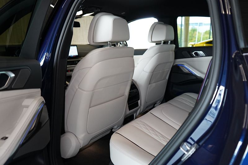 BMW X6 30d xDrive, Vzudch, Masáž - fotka 42 z 47