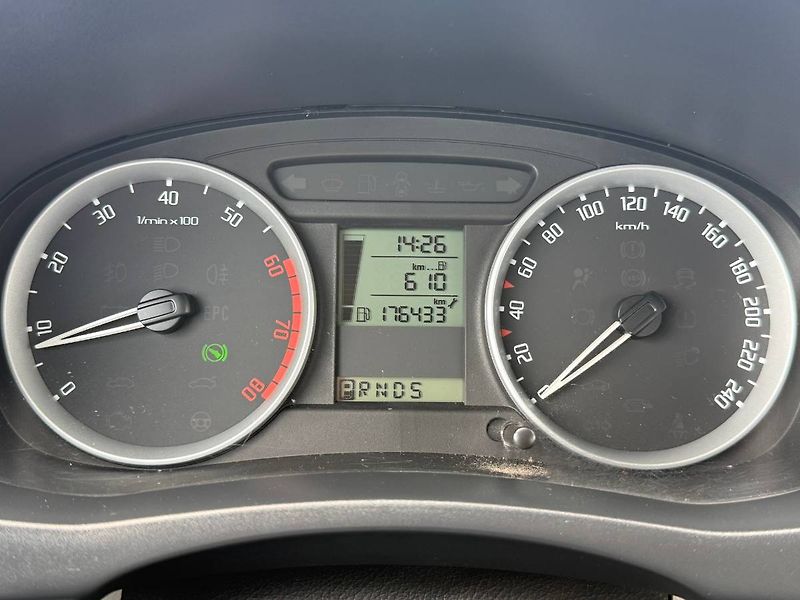 Škoda Roomster (2007) 1.6 16V 77 kW Ambiente - fotka 11 z 20