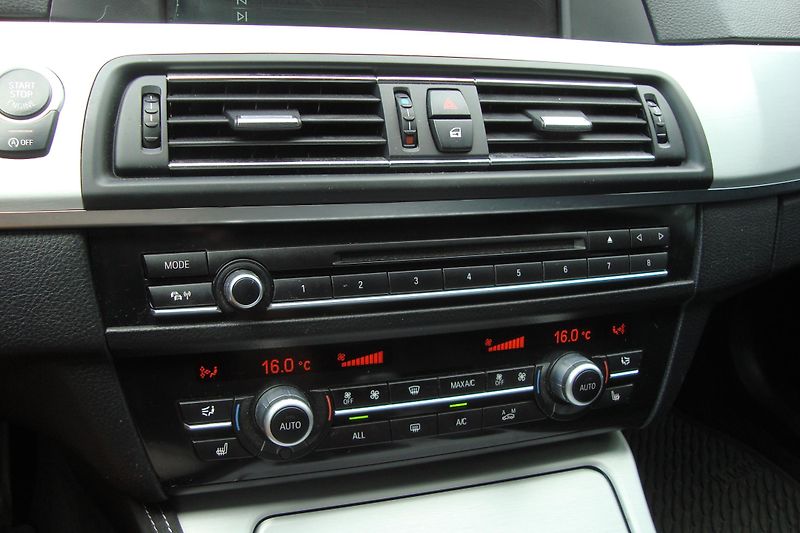 BMW Řada 5 (2013) 535d Xdrive,M-paket,S.kniha - fotka 55 z 73