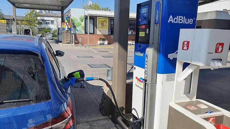 AdBlue se doplňuje do samostatné nádrže, jejíž hrdlo bývá označené modrým víčkem.