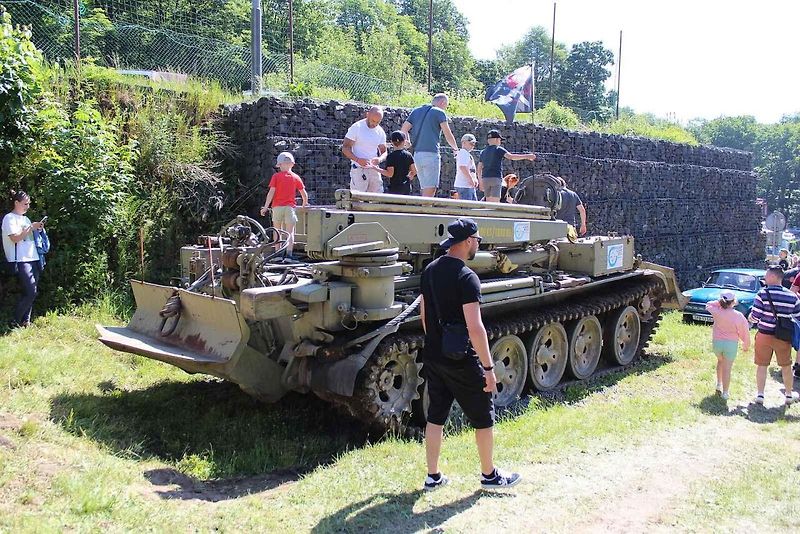 Vyprošťovací tank VT-55 na 10. srazu historických vozidel v Litvínově byl neustále v obležení.
