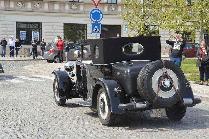 Stovka nablýskaných motocyklů a automobilů předválečné a meziválečné éry vyrazila v neděli z Horního náměstí v Přerově na spanilou jízdu regionem. Nejstarší účastnicí byla osmaosmdesátiletá Libuše Šulcová, která na trasu vyrazila na motocyklu BSA 770 se s