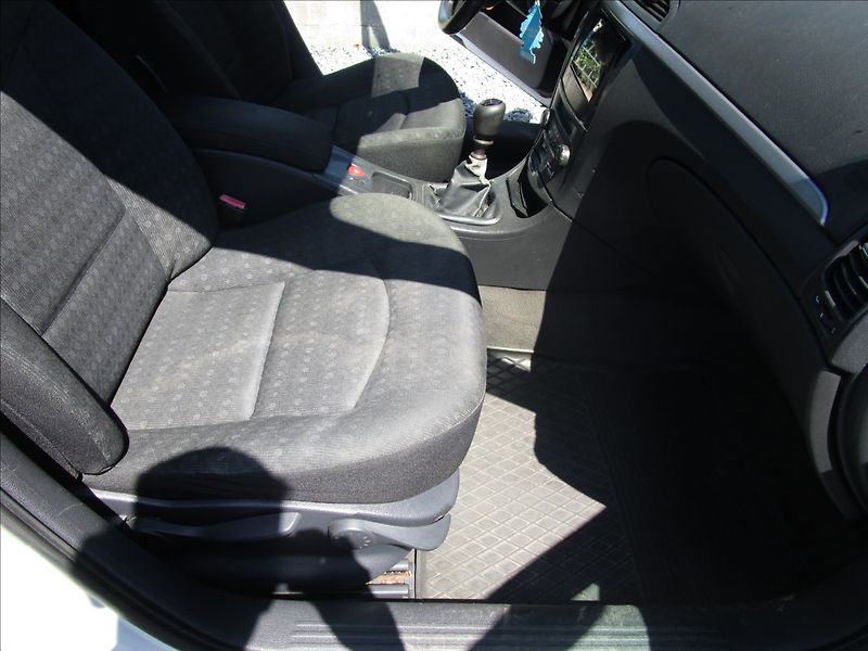 Renault Laguna Grandtour 1.9dCi, aut Klima - fotka 16 z 40