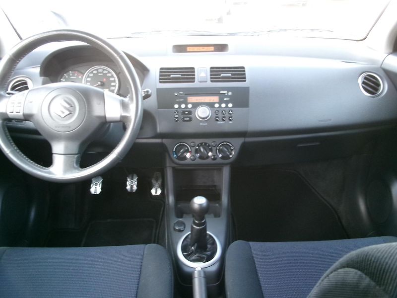 Suzuki Swift (2007) 1,3i KLIMA VÝHŘEV - fotka 18 z 22