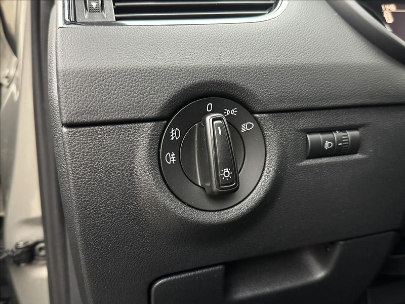 Škoda Octavia 1,6 TDi DPH KLIMA SENZORY ČR - fotka 8 z 30