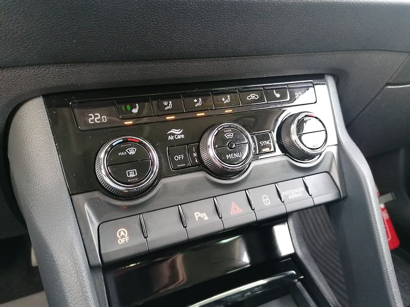 Škoda Karoq (2020) 1.6 TDi Style,Velká Výbava - fotka 17 z 41