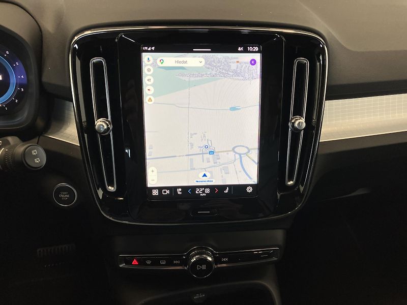 Volvo XC40 B3 FWD Plus Dark AT7 - fotka 26 z 40