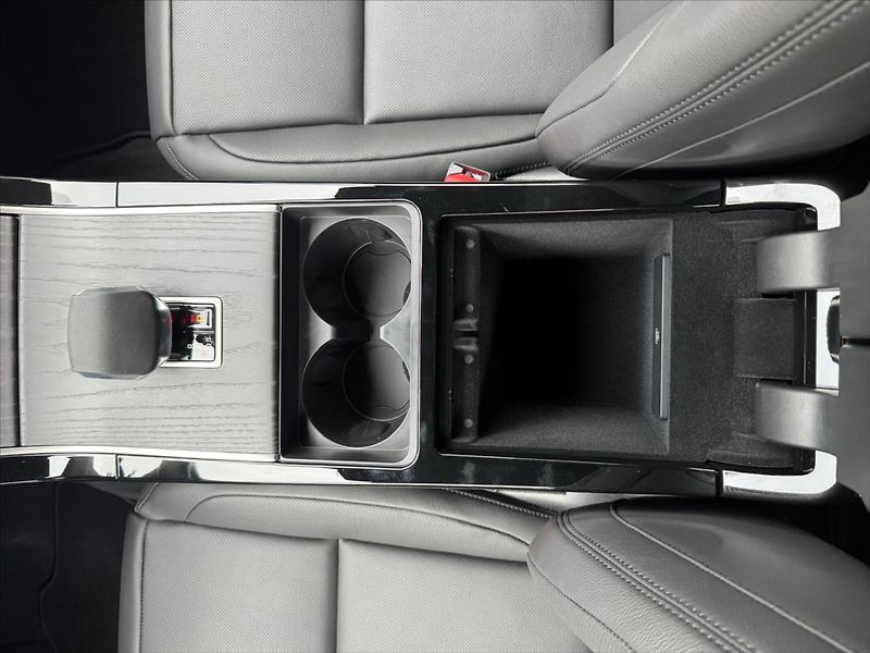 Land Rover Range Rover Velar 2,0 D200 DYNAMIC SE AWD - fotka 27 z 33
