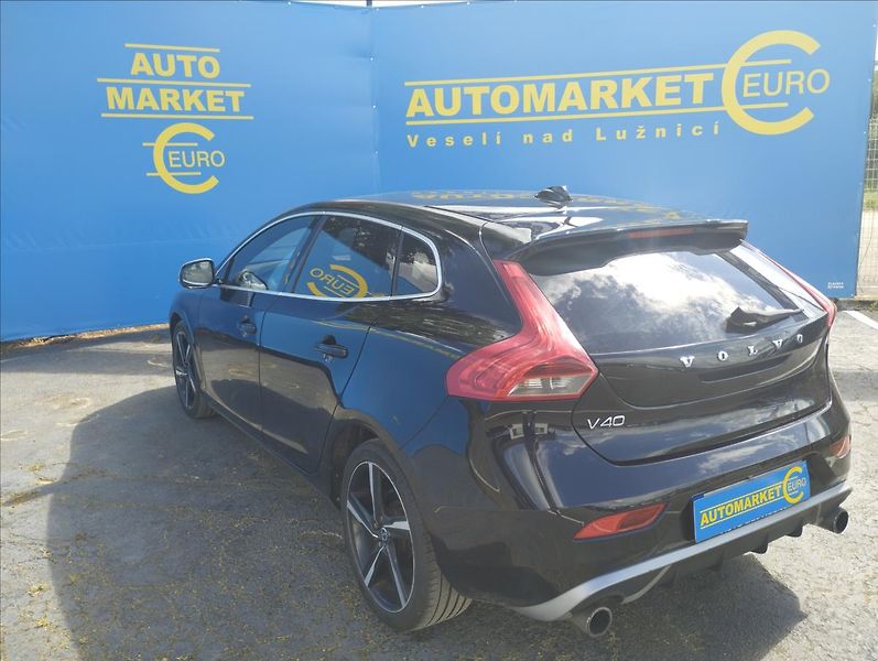 Volvo V40 2,0 D3 110KW R-DESING, PANORAM - fotka 6 z 15
