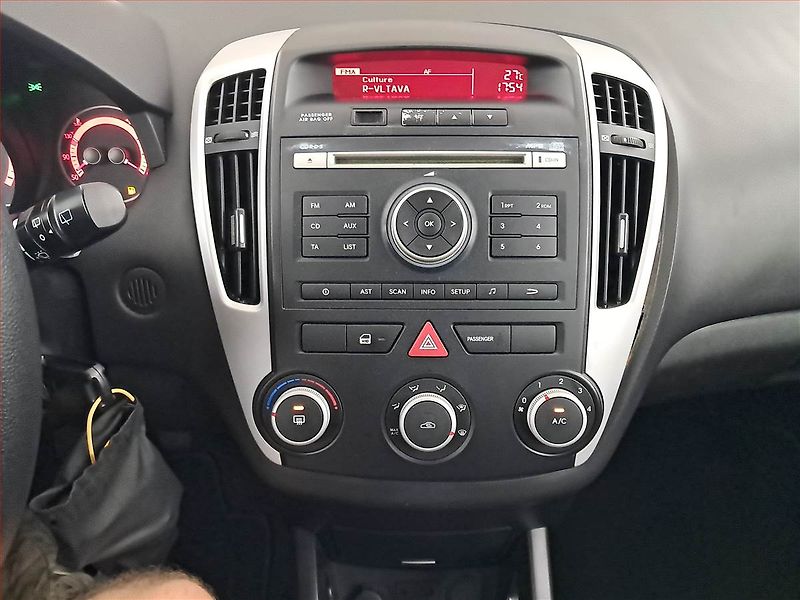 Kia Ceed (2010) 1.4 CVVT - fotka 12 z 16