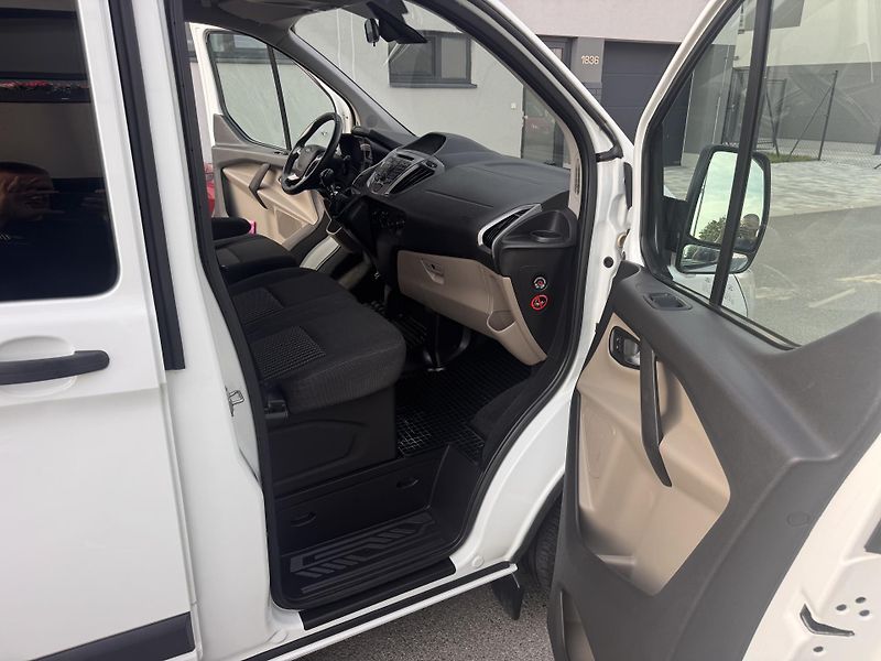 Ford Tourneo Custom 2.2TDCI 92KW L2 9.MÍST - fotka 24 z 32