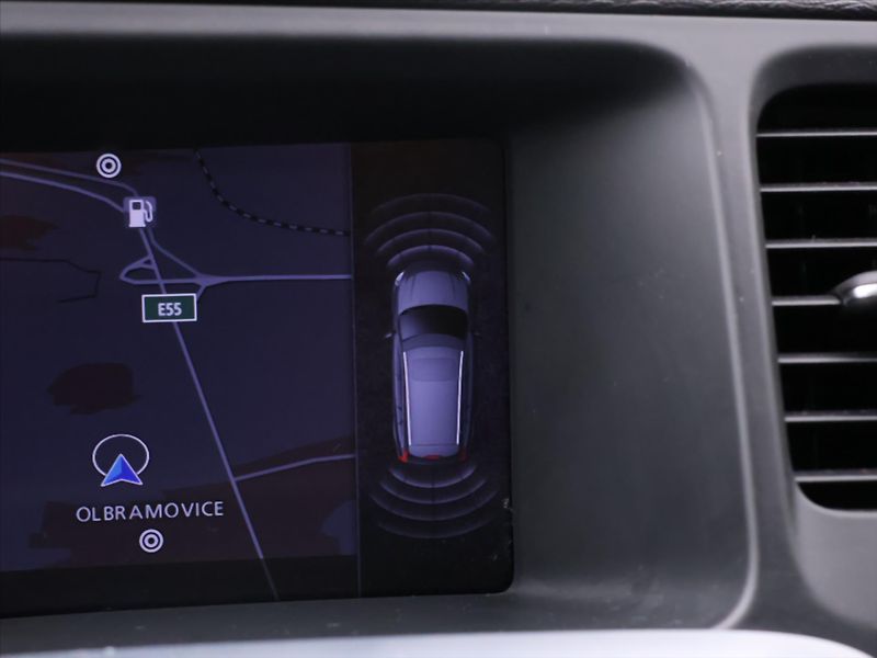 Volvo V60 2,4 D4 V5 120kW AWD R-design - fotka 18 z 27