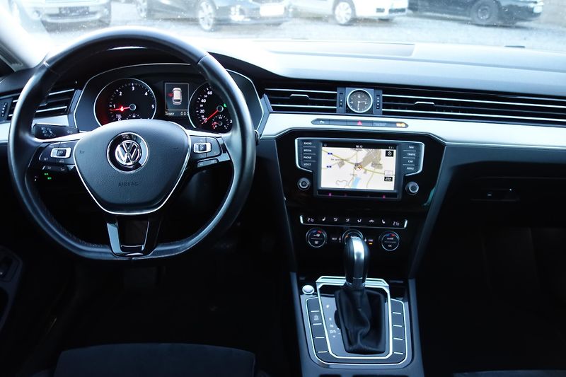 Volkswagen Passat 2.0TDi Highline 110kW DSG LED - fotka 11 z 23