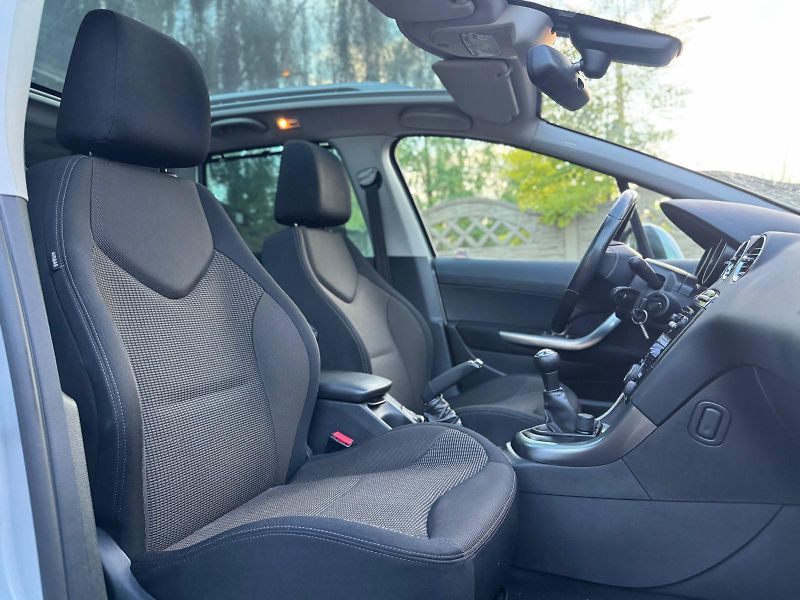 Peugeot 308 1.6i 1.MAJITEL ČR GARÁŽOVÁNO - fotka 14 z 26