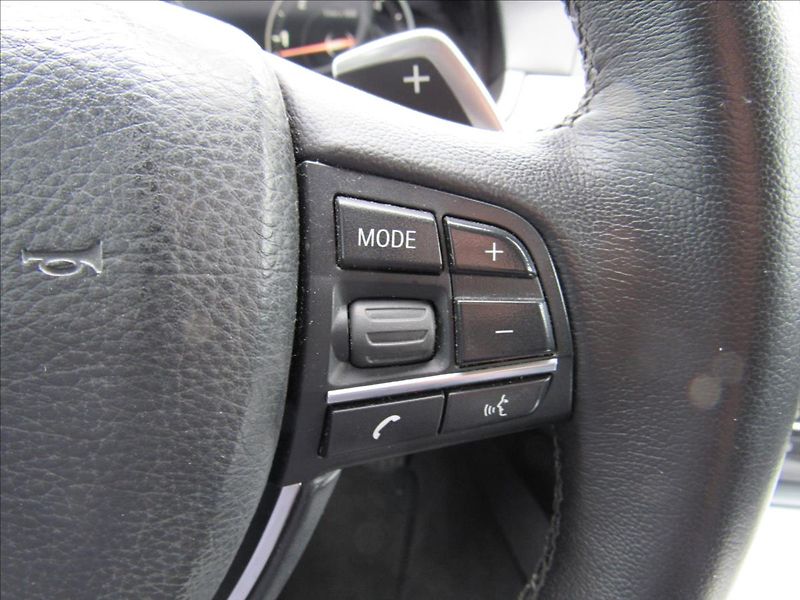 BMW Řada 5 3,0 d 530d xDrive - fotka 21 z 35