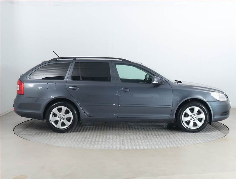 Škoda Octavia (2010) Ambiente 1.6 TDI 4x4, 4X4 - fotka 6 z 17