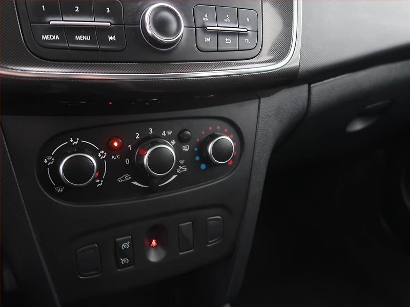 Dacia Logan (2020) Stepway 0.9 TCe, ČR,1.maj - fotka 14 z 15