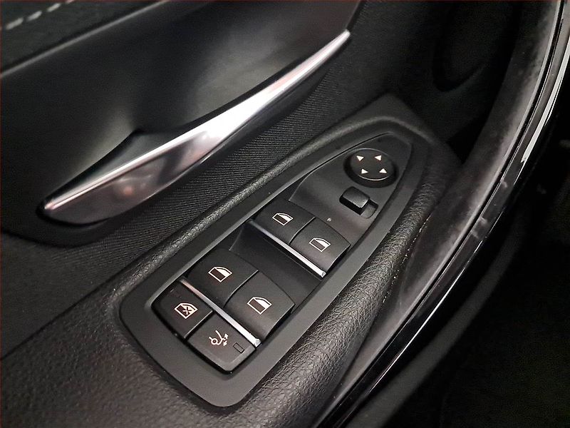 BMW Řada 3 (2018) Edition Sport 320d xDrive GT - fotka 18 z 19