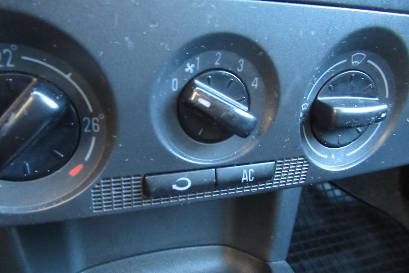 Škoda Fabia 1.2i 12V KLIMA VYHŘÍV. SEDAČKY - fotka 13 z 19