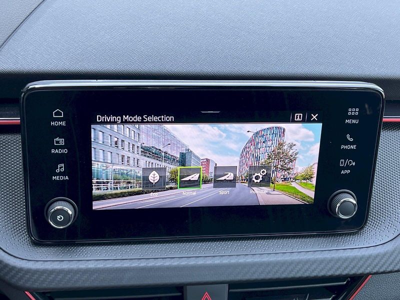 Škoda Kamiq (2025) 1.0 TSI 85 kW DSG Monte Carlo - fotka 16 z 31