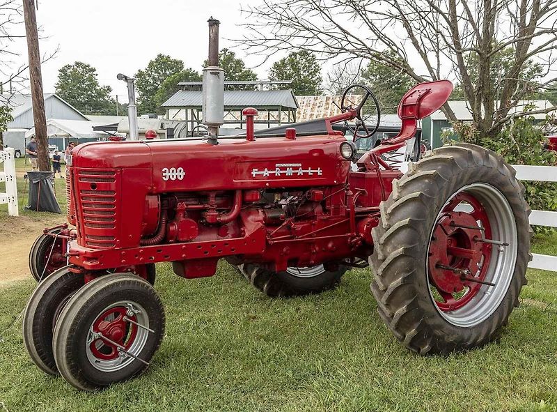 Traktor Farmall H se po skončení II. světové války obejvil v rámci pomoci UNRRA také v někdejším Československu.