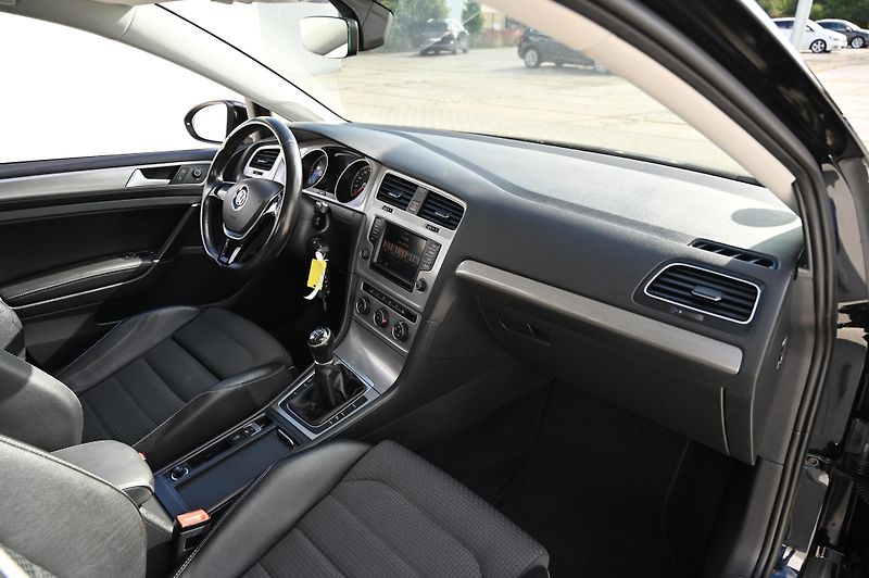 Volkswagen Golf VII 2.0TDI 110KW Highline 2/17 - fotka 32 z 57