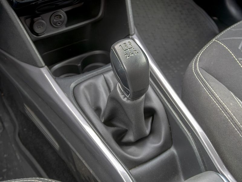 Peugeot 2008 (2017) ČR 1.2T 81KW – 88.359KM - fotka 26 z 41