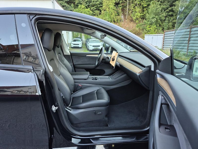 Tesla Model Y RWD 235kw 95,3 % - fotka 16 z 49