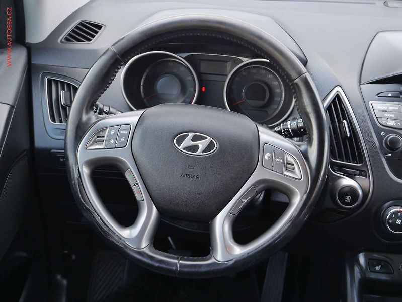 Hyundai ix35 (2014) 1.6i, AC, výhřev sed - fotka 13 z 16