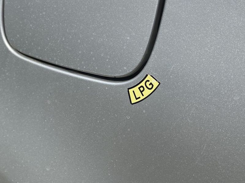 Toyota Avensis 1.8iLPG, manual,tažné,nová STK - fotka 16 z 16