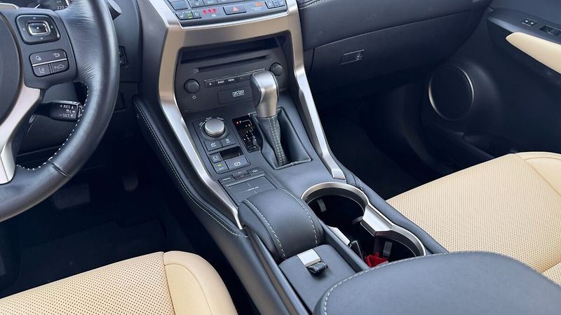 Lexus NX 300h 300H 2,5 HEV PREMIUM (LUXURY T - fotka 15 z 35