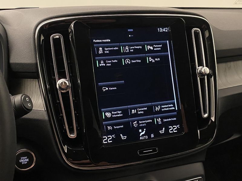 Volvo XC40 B4 AWD INSCRIPTION AUT CZ - fotka 37 z 42
