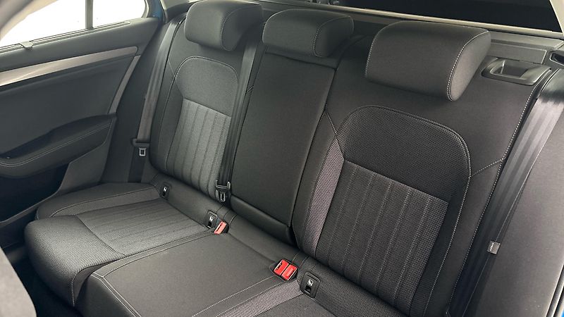 Škoda Superb 2.0 TDI DSG 4x4 Style Combi - fotka 16 z 28