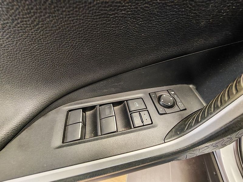 Toyota RAV4 2.5 Hybrid Selection 4WD - fotka 21 z 38