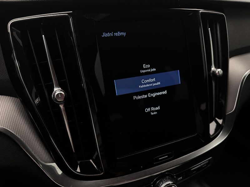 Volvo V60 CC D4 AWD MOMENTUM REZERVACE - fotka 33 z 43