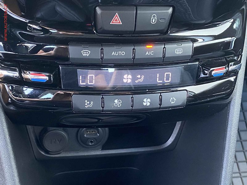 Peugeot 2008 (2014) 1.6VTi, AC, park.čidla - fotka 15 z 18